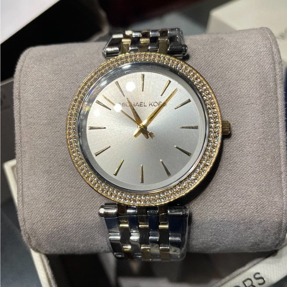 It’s new , woman darci gold and silver stainless steel bracelet Watch 39mm - Picture 1 of 3